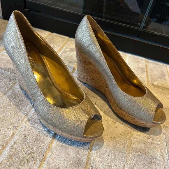 Nine West gold platform wedges, 7.5 - Picture 3 of 13